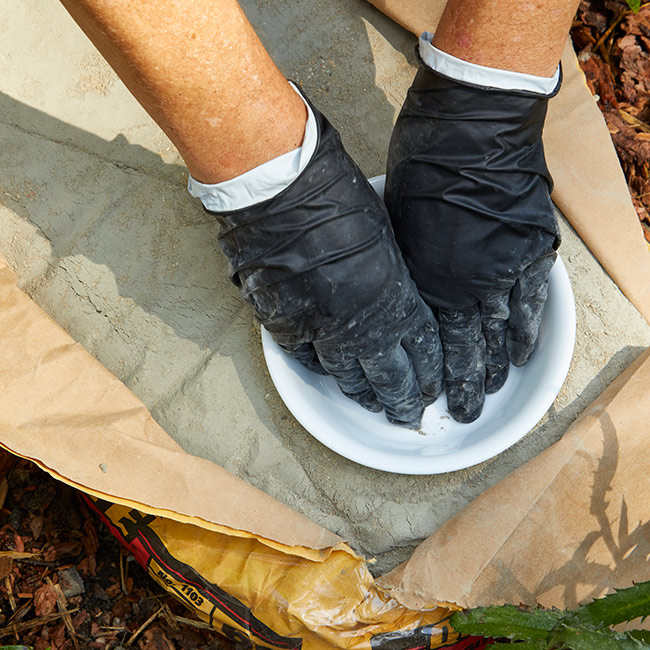 diy-butterfly-pudler-bowl-press: Nošení latexových rukavic ochrání vaše ruce před vyschnutím, pokud se dotknete betonové směsi. 