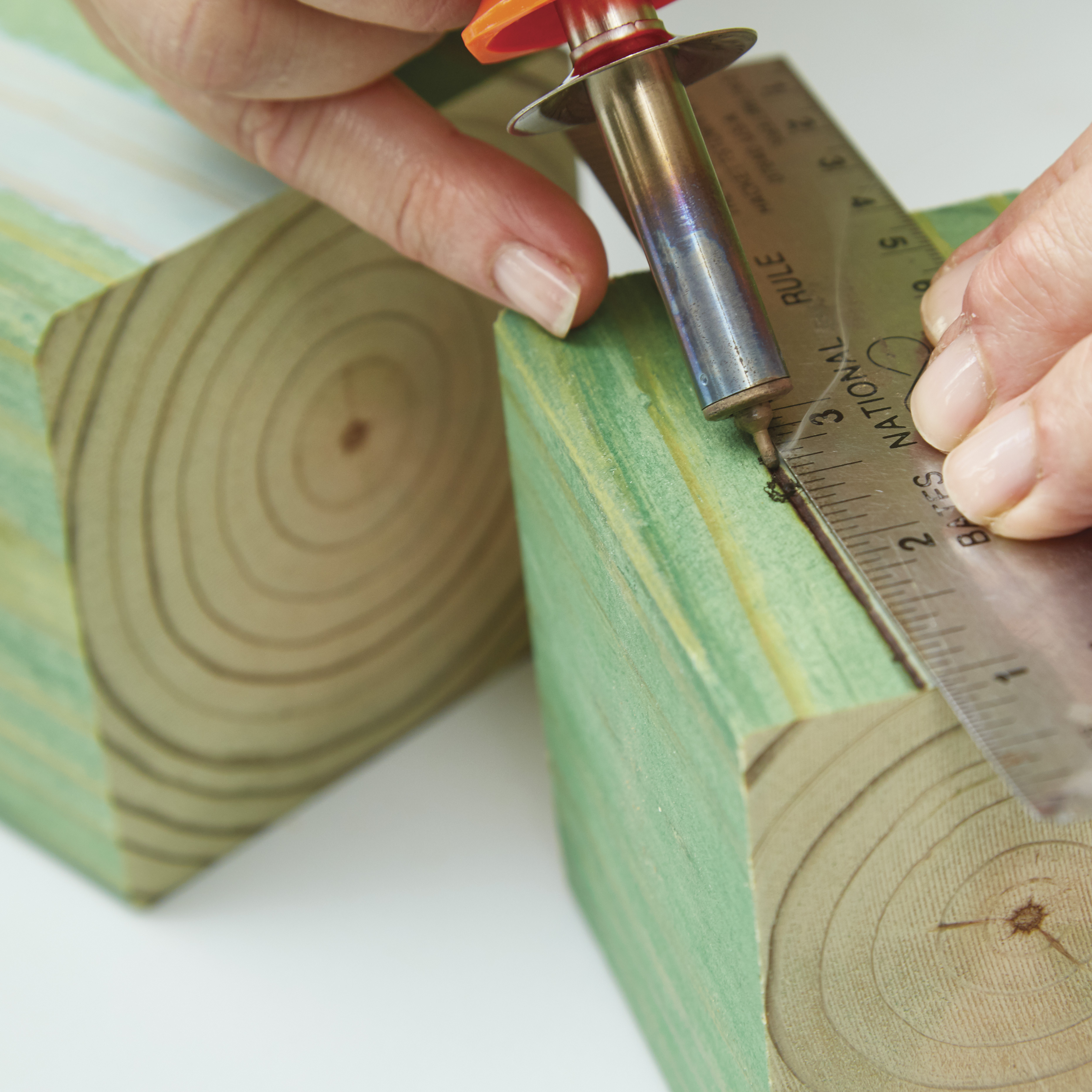 diy-garden-poles-woodburn: Položením ruky na druhý blok získáte při používání nástroje na spalování dřeva větší kontrolu.