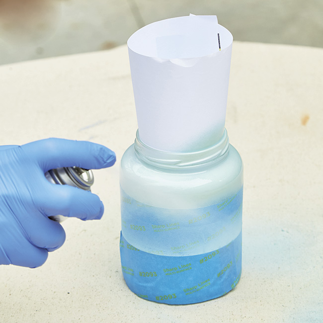 DIY-jar-lantern-painting: Udržujte vnitřek sklenice čistý s kusem srolovaného papíru uvnitř úst.