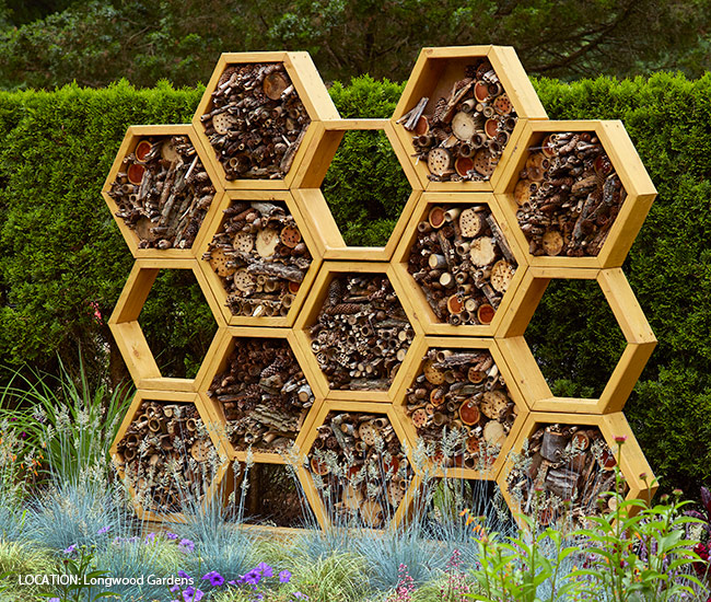 Kreativní včelí domek v zahradách Longwood: Pozvěte ještě více opylovačů hnízdících v děrách pomocí kreativních včelích domečků, jako je tento v Longwood Gardens v Pensylvánii.