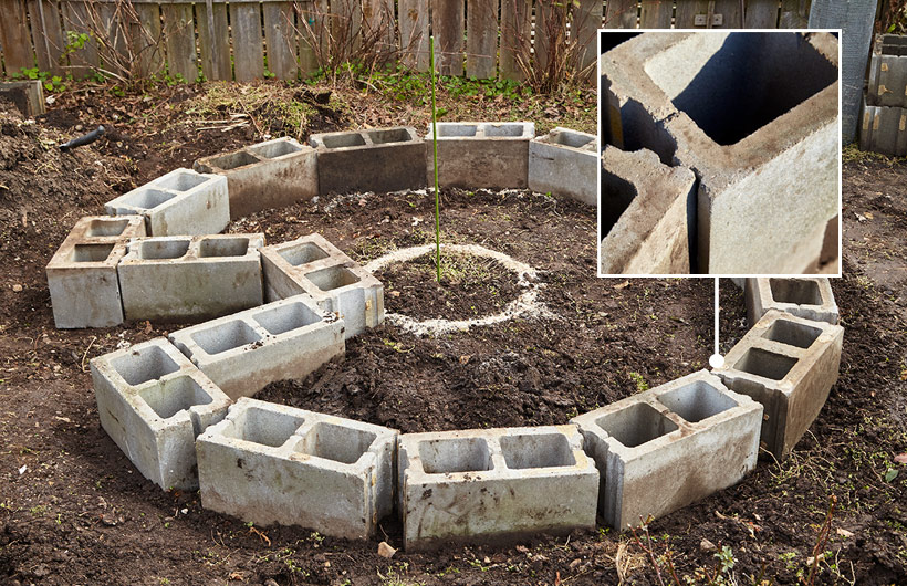 stopa zahrady klíčovou dírkou: Ujistěte se, že vaše první vrstva bloku je rovná, takže další vrstvy budou také.