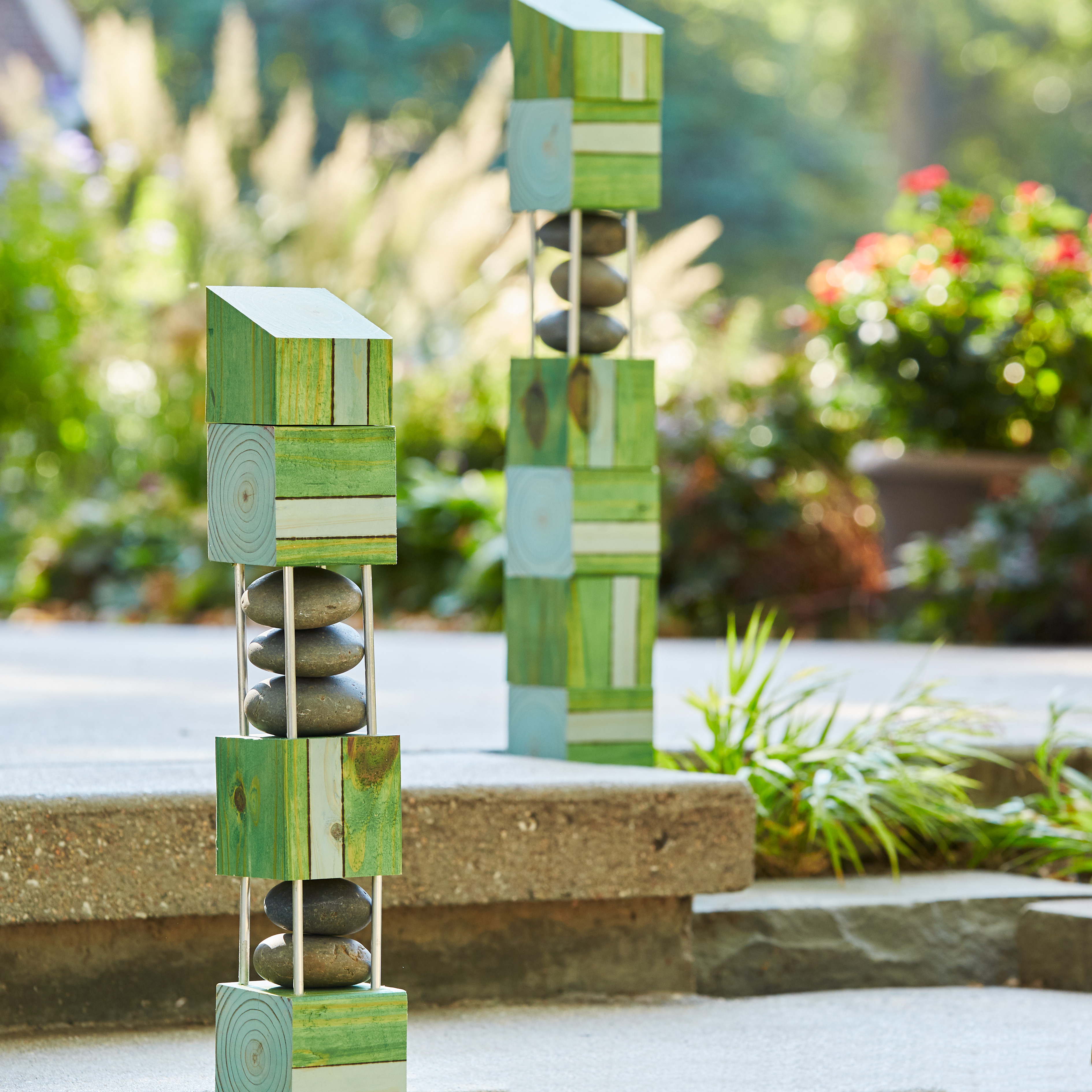 diy-garden-poles-block-design: Pár zahradních tyčí pomáhá definovat kroky odsazení, aby se zabránilo klopýtnutí.