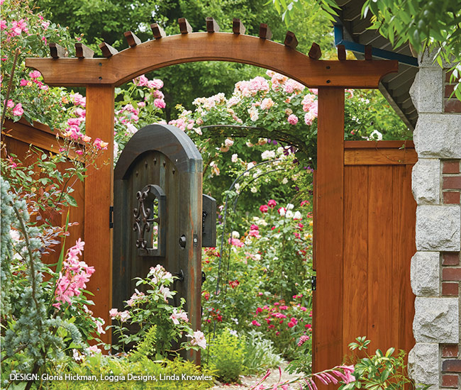 Nahlédněte do růžové zahrady přes zahradní bránu: Vlastní brána vítá návštěvníky na dvorku a nabízí náznak zářivých barev a krásy, které lze nalézt za nimi.