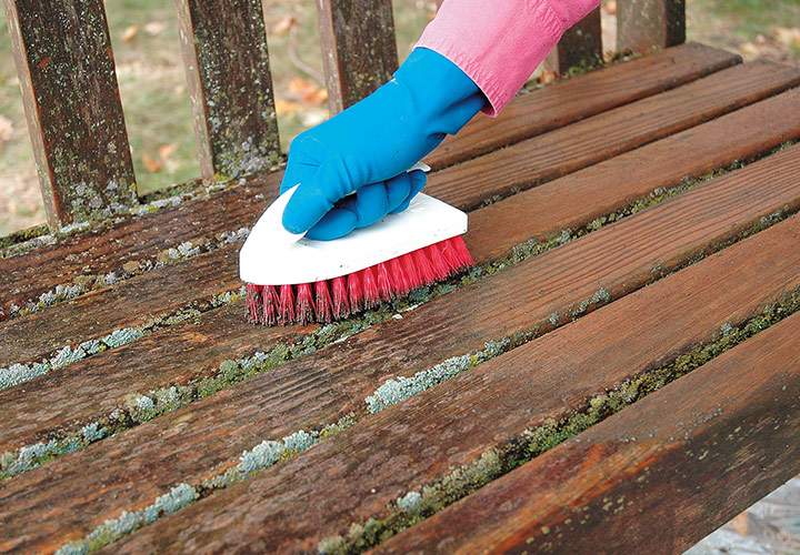 Drhnutí dřevěné zahradní lavičky: K odstranění nečistot a nečistot z dřevěné zahradní lavičky použijte kartáč.