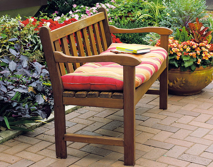 Dřevěná zahradní lavice: Dřevěná zahradní lavice je klasickým doplňkem každé zahrady.