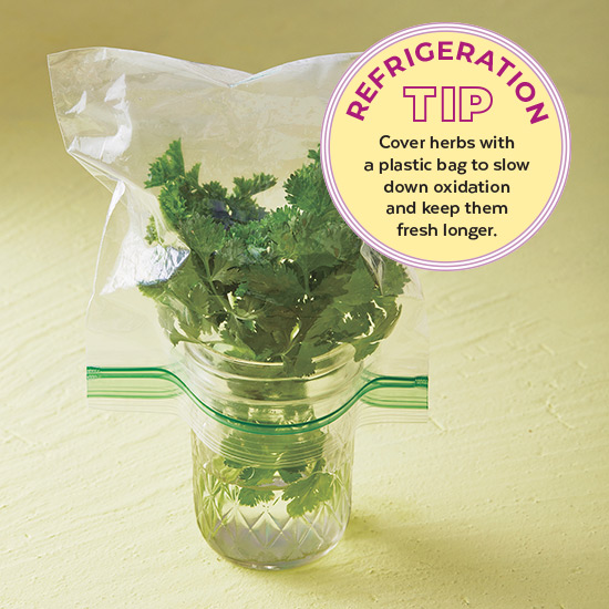 konzervujte bylinky v lednici: Čerstvé bylinky zakryjte plastovým sáčkem, abyste zpomalili oxidaci a udrželi je déle čerstvé v lednici.