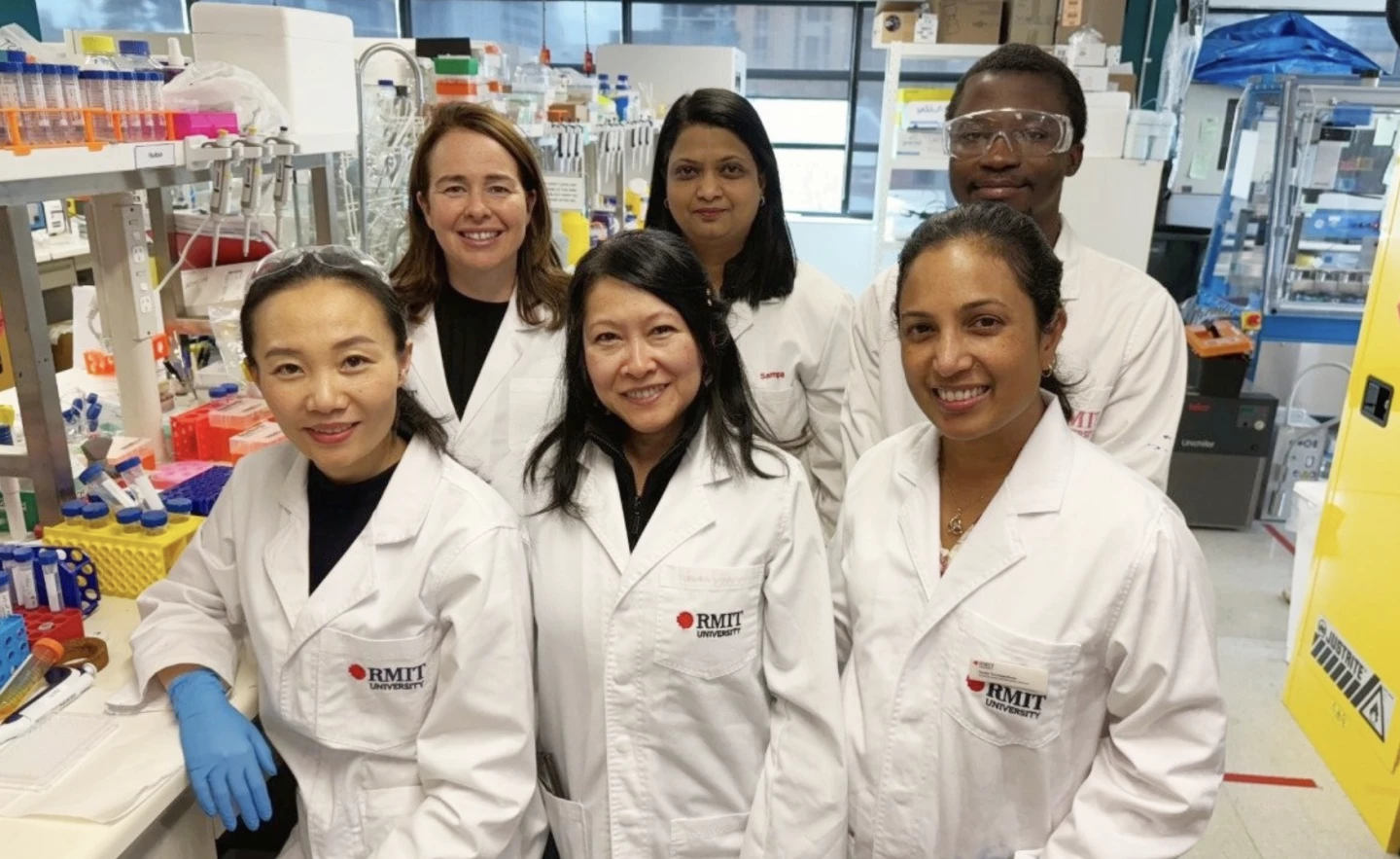 Výzkumný tým RMIT vyvíjí nové léčby Eyedrop (přední řada, zleva doprava): Dr. Dao Nguyen, docent Tien Huynh a Dr. Thilini Thrimawithana; (zadní řada, zleva doprava) Profesor Charlotte Conn, Dr. Sampa Sarkar a Christopher Olowosoke