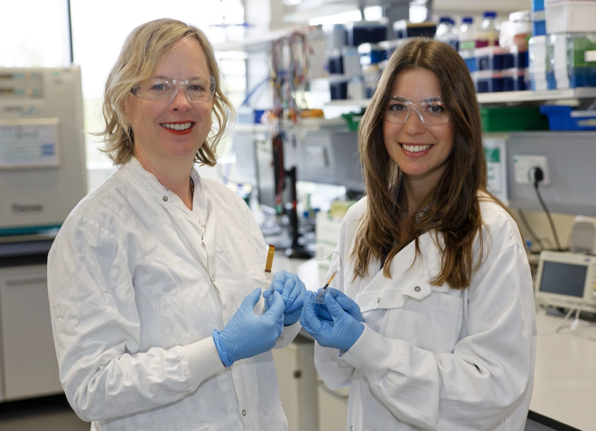 Profesorka Róisín Owens a Dr Amparo Güemes Gonzalez z Cambridge