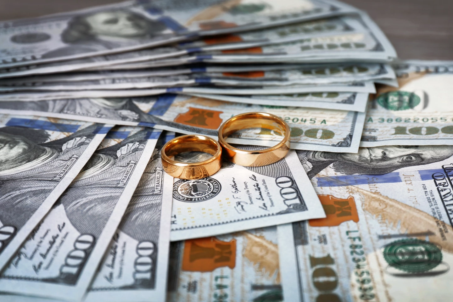 Zpočátku platil vzor trofejních manželek: bohatší muži měli tendenci si brát štíhlejší ženy...